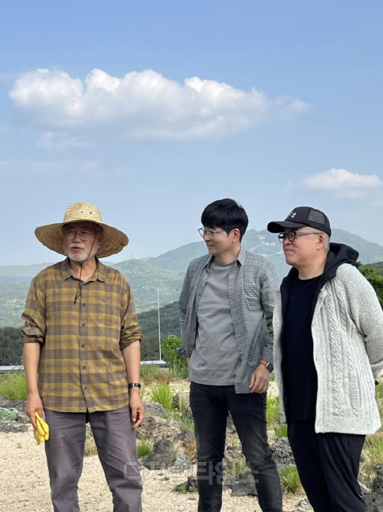 (왼쪽부터) 문재인 전 대통령, 탁현민 전 청와대 의전비서관, 김형석 작곡가. <탁현민 SNS>